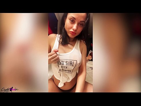 ❤️ En stor, smuk kvinde, der afpiller sin fisse og kærtegner sine store bryster i en våd T-shirt Sex video at da.ru-pp.ru